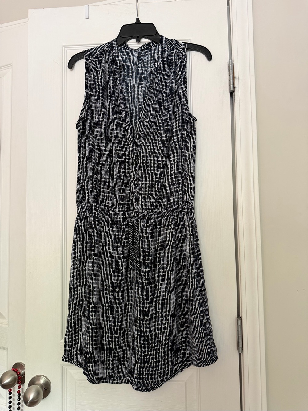 Sleeveless Black & White Patterned V-Neck Dress, Tie Waist, Buttons, Size 6